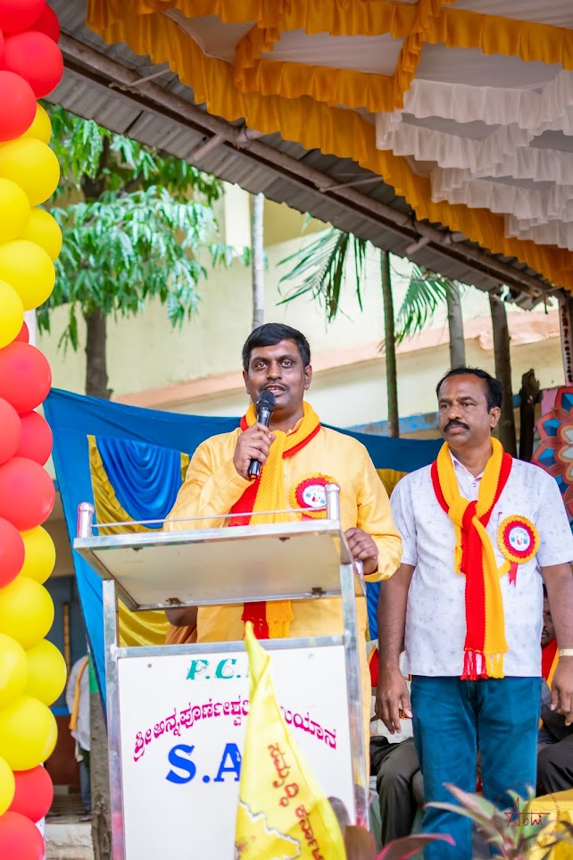 A young volunteer addressing the audience at the Rajyotsava 2023 program